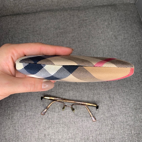Burberry case and glasses 🤓 - Picture 10 of 12